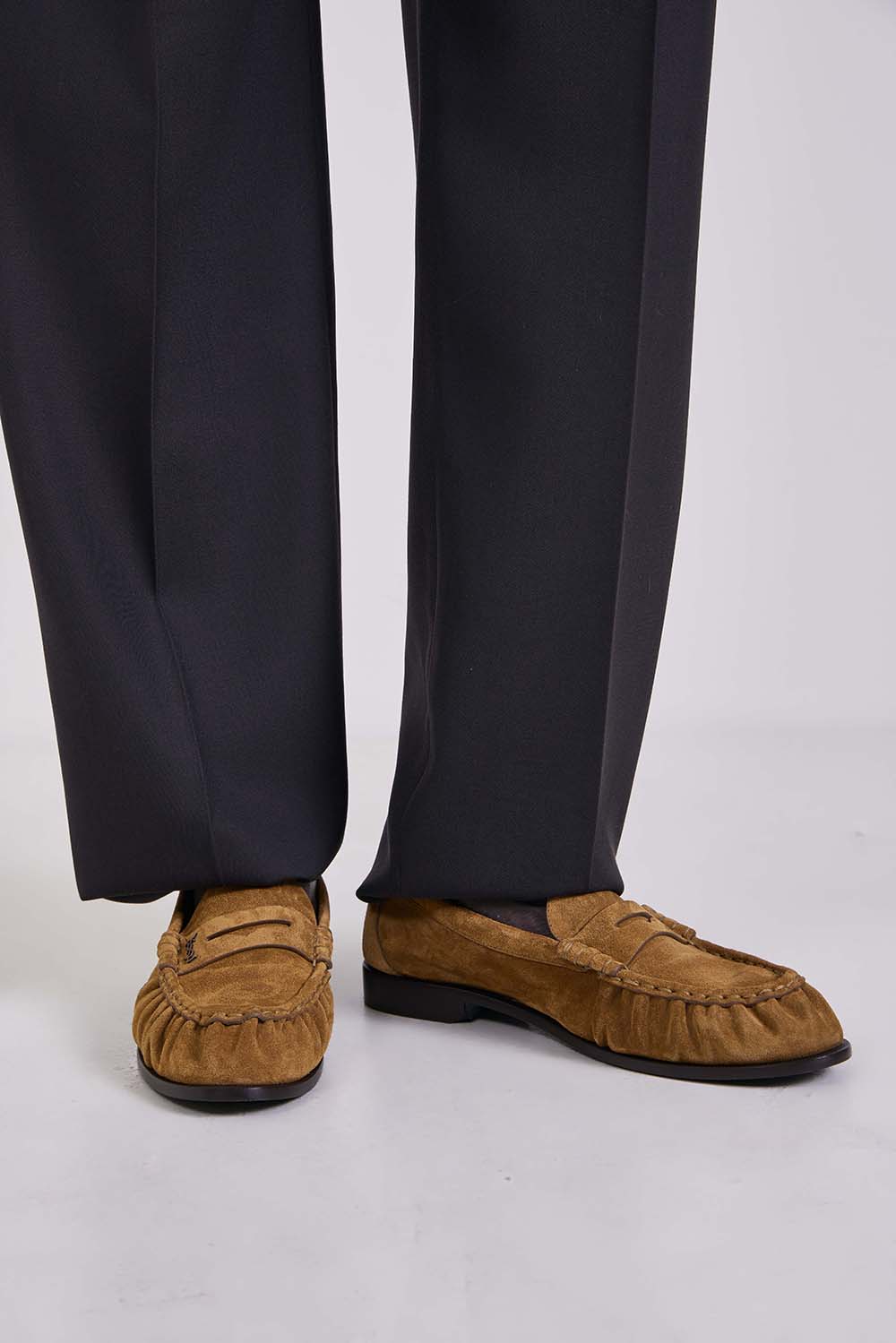 תמונת כל הלוק של נעלי מוקסינים